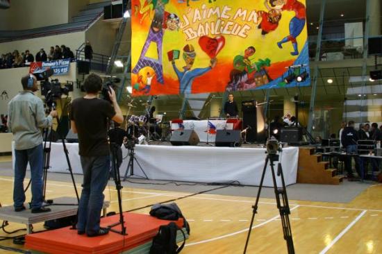 SOUS LES FEUX DES CAMERAS